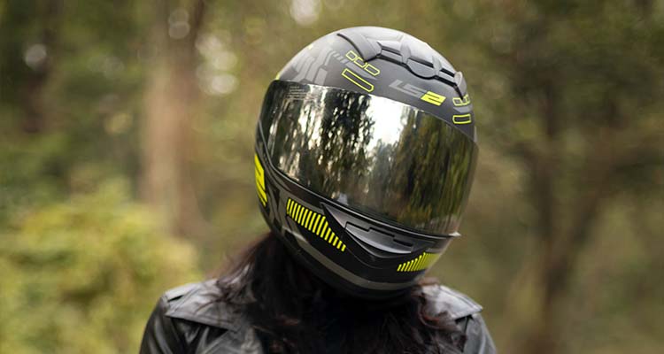 Motorrad Helm reinigen - So kriegst Du Visier und Polster sauber