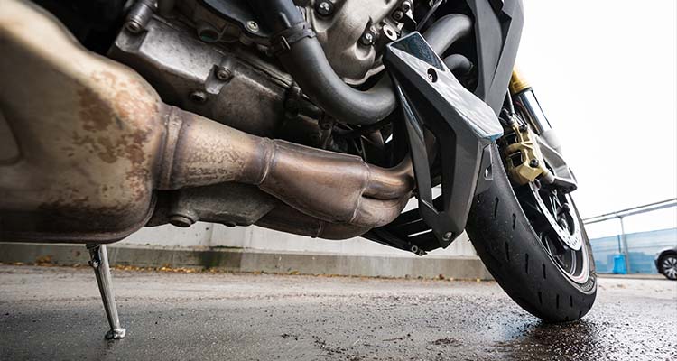 Motorrad Krümmer reinigen - Effektiv gegen Blau/Braun-Verfärbung & Rost –  Detailify