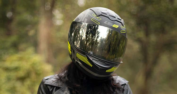 Motorrad Helm reinigen